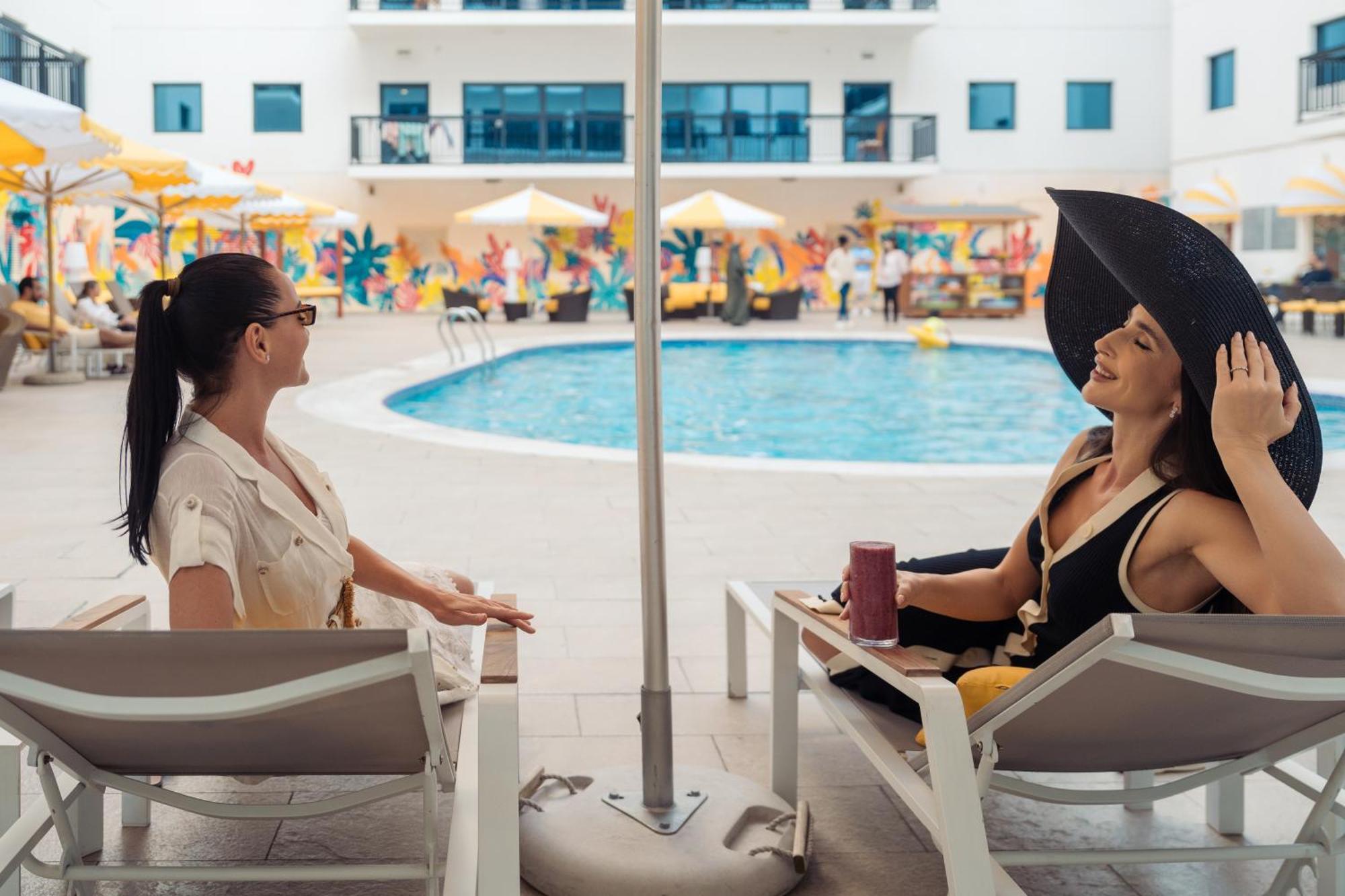 Golden Sands Suites Dubái Exterior foto